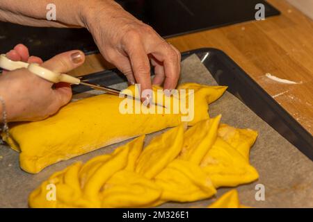 La torta allo zafferano appartiene al Natale in Scandinavia Foto Stock