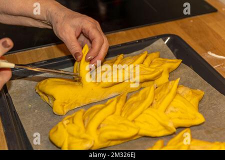 La torta allo zafferano appartiene al Natale in Scandinavia Foto Stock