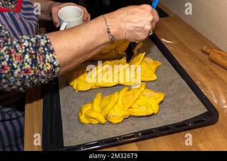 La torta allo zafferano appartiene al Natale in Scandinavia Foto Stock