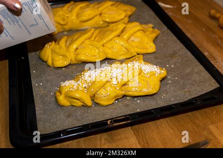 La torta allo zafferano appartiene al Natale in Scandinavia Foto Stock