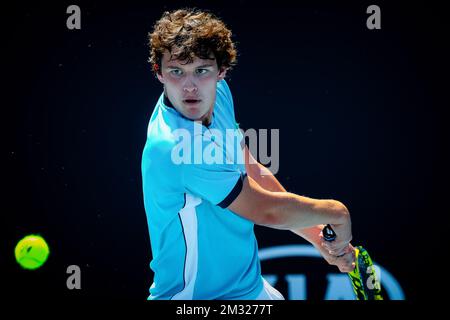 Il belga Alexander Hoogmartens ha ritratto in azione durante una partita di tennis contro l'australiano Derek Pham nel primo round della gara di single junior boy al Grand Slam di tennis 'Australian Open', sabato 25 gennaio 2020 a Melbourne Park, Melbourne, Australia. Foto Stock