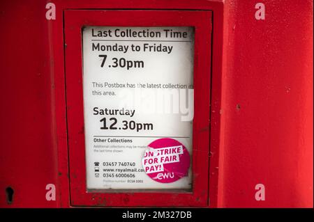 Londra, Inghilterra. Mount Pleasant mail sorting Office il giorno in cui i Royal Mail Workers, membri dell'Unione dei lavoratori della comunicazione (UCW) è andato su st Foto Stock