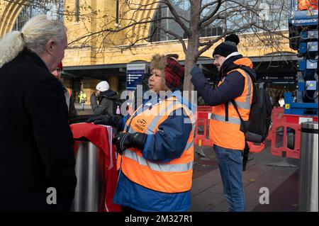 Londra, Inghilterra. Kings Cross. Colpendo i membri del RMT (Unione Nazionale dei lavoratori ferroviari, marittimi e dei trasporti) sulla linea picket. Foto Stock