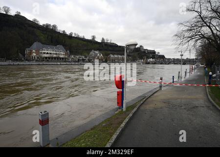 L'illustrazione mostra i trabocchi d'acqua lungo il fiume la Meuse a Namur, mercoledì 05 febbraio 2020. FOTO DI BELGA MAXIME ASSELBERGHS Foto Stock