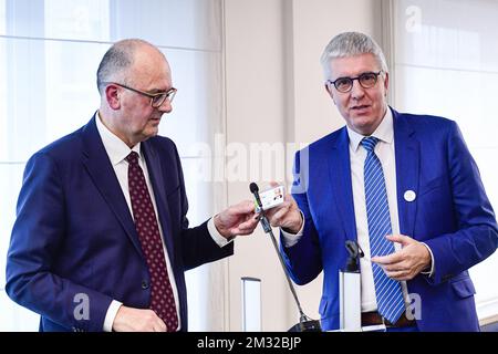 ATTENZIONE REDATTORI - EMBARGO FINO al 13 FEBBRAIO 2020 - 18:00h Bruxelles ora - nuovo FEB-VBO presidente Bart De Smet e FEB-VBO CEO Pieter Timmermans ha mostrato durante la presentazione del nuovo presidente del VBO-FEB (Federation of Enterprises in Belgium - Verbond van Belgische Ondernemingen - Federation des Entreprises de Belgique) a Bruxelles, giovedì 13 febbraio 2020. FOTO DI BELGA LAURIE DIEFFEMBACQ Foto Stock