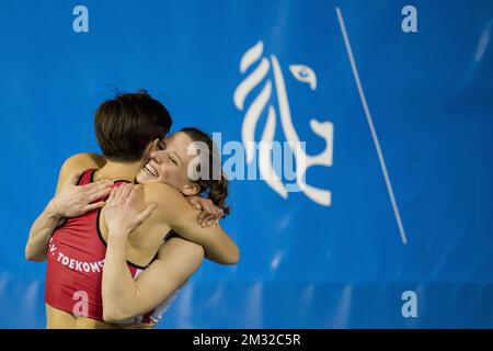 Rani Rosius ed Elise Mertens festeggiano dopo i campionati belgi di atletica indoor, domenica 16 febbraio 2020, a Gent. FOTO DI BELGA JASPER JACOBS Foto Stock