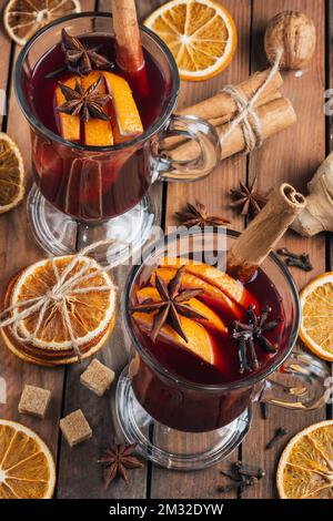 VIN brulé di Natale con spezie su un tavolo rustico in legno. Foto Stock