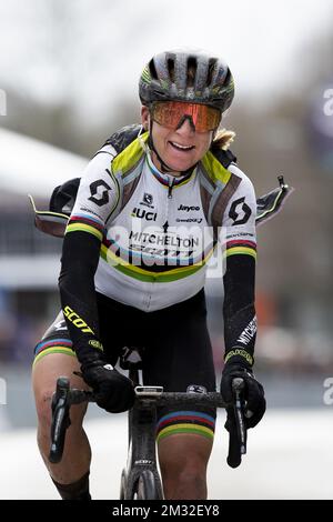 Olandese Annemiek van Vleuten di Mitchelton - Scott nella foto dopo aver vinto la gara d'élite femminile dell'edizione 75th della gara ciclistica di un giorno 'Oloop Het Nieuwsblad', 126,1km da Merelbeke a Ninove, sabato 29 febbraio 2020. BELGA FOTO KRISTOF VAN ACCOM Foto Stock