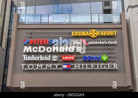 Belgrado, Serbia - 22 settembre 2021: Elenco dei marchi Logo Negozi al Rajiceva Shopping Mall Exterior Wall Day. Foto Stock