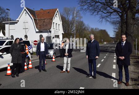 Il sindaco di Kelmis Luc Frank (3R), il ministro degli Affari interni e del Commercio estero Pieter De CREM (2R) e il ministro della Comunità tedesca Oliver Paasch (R) hanno fatto la foto durante una visita al controllo di polizia al confine tra Belgio e Germania a Kelmis - la Calamine, martedì 24 marzo 2020. I confini con i Paesi Bassi, la Francia, la Germania e il Lussemburgo sono chiusi a viaggi non essenziali per evitare un'ulteriore diffusione del COVID-19. FOTO DI BELGA ERIC LALMAND Foto Stock