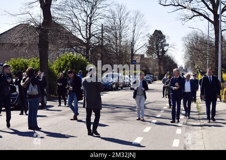 Il Ministro degli interni e del Commercio estero Pieter De CREM ha fatto una foto nel corso di una visita al controllo di polizia al confine tra Belgio e Germania a Kelmis - la Calamine, martedì 24 marzo 2020. I confini con i Paesi Bassi, la Francia, la Germania e il Lussemburgo sono chiusi a viaggi non essenziali per evitare un'ulteriore diffusione del COVID-19. FOTO DI BELGA ERIC LALMAND Foto Stock