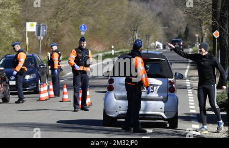 La figura mostra un controllo di polizia al confine tra Belgio e Germania a Kelmis - la Calamine, martedì 24 marzo 2020. I confini con i Paesi Bassi, la Francia, la Germania e il Lussemburgo sono chiusi a viaggi non essenziali per evitare un'ulteriore diffusione del COVID-19. FOTO DI BELGA ERIC LALMAND Foto Stock