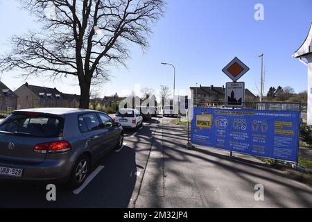 La figura mostra un controllo di polizia al confine tra Belgio e Germania a Kelmis - la Calamine, martedì 24 marzo 2020. I confini con i Paesi Bassi, la Francia, la Germania e il Lussemburgo sono chiusi a viaggi non essenziali per evitare un'ulteriore diffusione del COVID-19. FOTO DI BELGA ERIC LALMAND Foto Stock