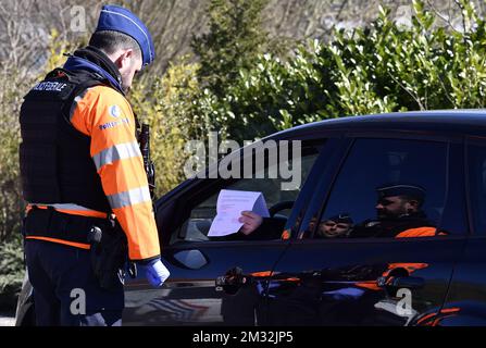 La figura mostra un controllo di polizia al confine tra Belgio e Germania a Kelmis - la Calamine, martedì 24 marzo 2020. I confini con i Paesi Bassi, la Francia, la Germania e il Lussemburgo sono chiusi a viaggi non essenziali per evitare un'ulteriore diffusione del COVID-19. FOTO DI BELGA ERIC LALMAND Foto Stock