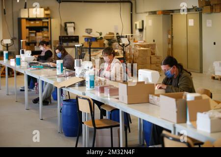 L'illustrazione mostra , la produzione di maschere per bocca con una finestra trasparente per sordi che fanno lipreading, in un laboratorio protetto (maatwerkbedrijf - entreprise de travail adatte) a Evere, Bruxelles, venerdì 15 maggio 2020. Il Belgio è alla sua nona settimana di confinamento nella crisi del virus corona in corso. Il Consiglio di sicurezza nazionale ha dato il Go to the Definement in varie fasi, così come è stato sviluppato dal Gruppo di esperti per la strategia di uscita. FOTO DI BELGA BRUNO FAHY Foto Stock