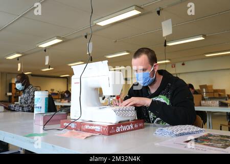 L'illustrazione mostra , la produzione di maschere per bocca con una finestra trasparente per sordi che fanno lipreading, in un laboratorio protetto (maatwerkbedrijf - entreprise de travail adatte) a Evere, Bruxelles, venerdì 15 maggio 2020. Il Belgio è alla sua nona settimana di confinamento nella crisi del virus corona in corso. Il Consiglio di sicurezza nazionale ha dato il Go to the Definement in varie fasi, così come è stato sviluppato dal Gruppo di esperti per la strategia di uscita. FOTO DI BELGA BRUNO FAHY Foto Stock