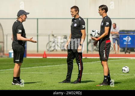 L'allenatore capo di Essevee Francky Dury, l'allenatore assistente di Essevee Timmy Simons e l'allenatore assistente di Essevee Davy De Fauw, raffigurati durante la prima sessione di allenamento della squadra di calcio belga di prima divisione Zulte Waregem per la prossima stagione 2020-2021, lunedì 22 giugno 2020 a Waregem. FOTO DI BELGA JAMES ARTHUR GEKIERE Foto Stock