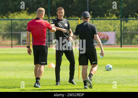 Olivier Deschacht di Essevee, Timmy Simons, assistente tecnico di Essevee e Francky Dury, capo allenatore di Essevee, nella foto della prima sessione di allenamento della squadra di calcio belga Zulte Waregem per la prossima stagione 2020-2021, lunedì 22 giugno 2020 a Waregem. FOTO DI BELGA JAMES ARTHUR GEKIERE Foto Stock