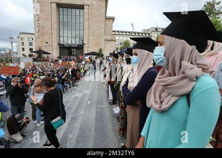 Le donne che indossano cappelli di laurea sopra il loro hijab, nella foto durante una manifestazione chiamata '#HijabisFightBack perché nessuna donna dovrebbe essere messa a tacere' contro il divieto di indossare segni di condanna nell'istruzione, domenica 05 luglio 2020, a Bruxelles. FOTO DI BELGA NICOLAS MAETERLINCK Foto Stock