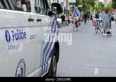 L'immagine mostra un veicolo della polizia e le persone che indossano maschere facciali nel centro di Anversa, mercoledì 22 luglio 2020. Le contaminazioni riportate da Covid-19 stanno nuovamente aumentando. Giovedì è prevista una nuova riunione del Consiglio di sicurezza nazionale. Si prevede che alcune misure saranno nuovamente rafforzate, invece di aprire la fase successiva. FOTO DI BELGA DIRK WAEM Foto Stock