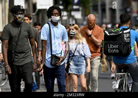 L'illustrazione mostra le persone che indossano maschere facciali nel centro della città di Anversa, mercoledì 22 luglio 2020. Le contaminazioni riportate da Covid-19 stanno nuovamente aumentando. Giovedì è prevista una nuova riunione del Consiglio di sicurezza nazionale. Si prevede che alcune misure saranno nuovamente rafforzate, invece di aprire la fase successiva. FOTO DI BELGA DIRK WAEM Foto Stock