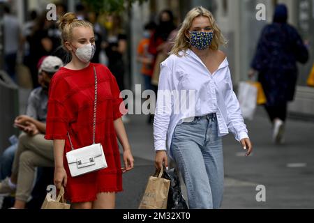 L'illustrazione mostra le persone che indossano maschere facciali nel centro della città di Anversa, mercoledì 22 luglio 2020. Le contaminazioni riportate da Covid-19 stanno nuovamente aumentando. Giovedì è prevista una nuova riunione del Consiglio di sicurezza nazionale. Si prevede che alcune misure saranno nuovamente rafforzate, invece di aprire la fase successiva. FOTO DI BELGA DIRK WAEM Foto Stock