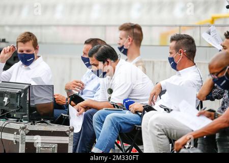 I commentatori televisivi Nordin Jbari e Gilles De Bilde hanno mostrato le foto durante la partita della Jupiler Pro League tra il Club Brugge e lo Sporting Charleroi, a Brugge, sabato 08 agosto 2020, il giorno 01 del campionato di calcio belga. FOTO DI BELGA BRUNO FAHY Foto Stock