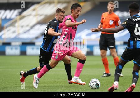 Ryota Morioka di Charleroi combatte per la palla durante la partita della Jupiler Pro League tra il Club Brugge e lo Sporting Charleroi, a Brugge, sabato 08 agosto 2020, il giorno 01 del campionato di calcio belga. BELGA PHOTO VIRGINIE LEFOUR Foto Stock