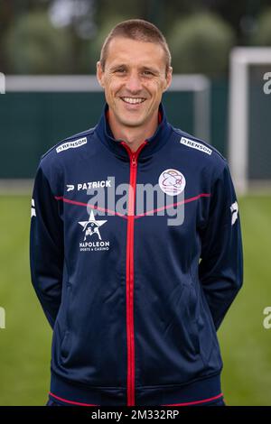 L'assistente tecnico di Essevee, Timmy Simons, posa per fotografo, al servizio fotografico del club belga Jupiler Pro League SV Zulte Waregem del 2020-2021, giovedì 16 luglio 2020 a Waregem. BELGA FOTO KURT DESPLENTER Foto Stock