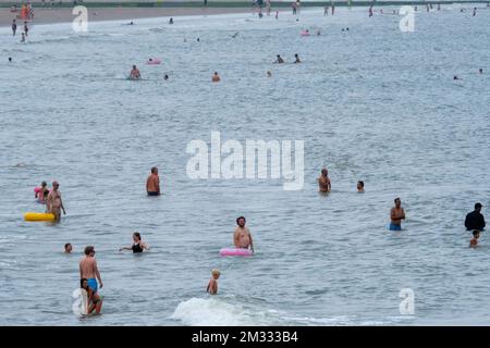 L'immagine mostra le persone che si godono la spiaggia e il mare a Blankenberge, sulla costa belga, sabato 15 agosto 2020. FOTO DI BELGA NICOLAS MAETERLINCK Foto Stock