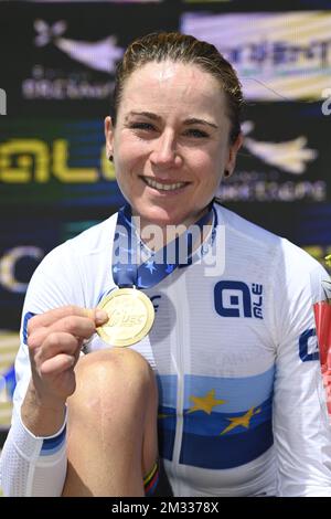 L'olandese Annemiek van Vleuten festeggia sul podio con la medaglia d'oro dopo aver vinto la gara di strada d'élite femminile ai Campionati europei di ciclismo a Plouay, Francia, giovedì 27 agosto 2020. FOTO DI BELGA ERIC LALMAND Foto Stock