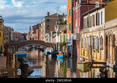 Città veneziana, vista in estate di edifici rinascimentali situati lungo un canale panoramico a Chioggia sulla costa veneta, comune di Venezia Foto Stock