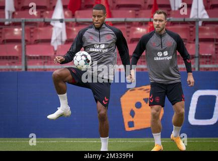 Mathias 'Zanka' Joergensen e Christian Eriksen in Danimarca hanno illustrato durante una sessione di allenamento della nazionale danese di calcio, venerdì 04 settembre 2020 a Copenaghen, Danimarca. Domani la Danimarca incontrerà il Belgio, la loro prima partita nella Lega delle Nazioni. BELGA FOTO LISELOTTE SABROE SOLO BELGIO Foto Stock