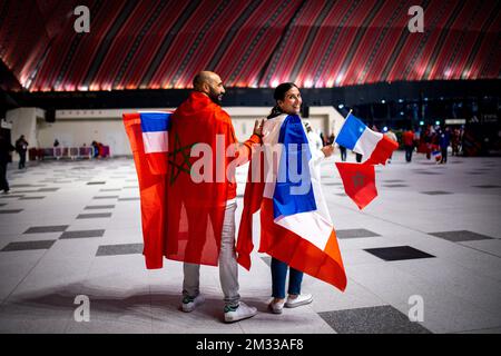 Doha, Qatar. 14th Dec, 2022. I fan vanno allo Stadio al-Bayt Francia - Marocco Frankreich Marokko World Cup 2022 in Qatar 14.12.2022 Credit: Moritz Muller/Alamy Live News Foto Stock