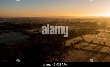 Saughall, Regno Unito. 14th Dec, 2022. Una vista attraverso Bluebell Wood con il villaggio di Saughall, vicino a Chester, sullo sfondo a Saughall, Regno Unito. Credit: Simon Hyde/Alamy Live News. Foto Stock