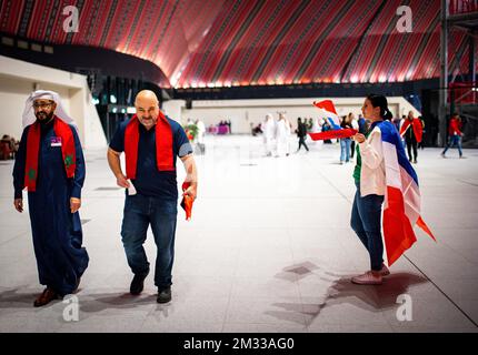 Doha, Qatar. 14th Dec, 2022. I fan vanno allo Stadio al-Bayt Francia - Marocco Frankreich Marokko World Cup 2022 in Qatar 14.12.2022 Credit: Moritz Muller/Alamy Live News Foto Stock