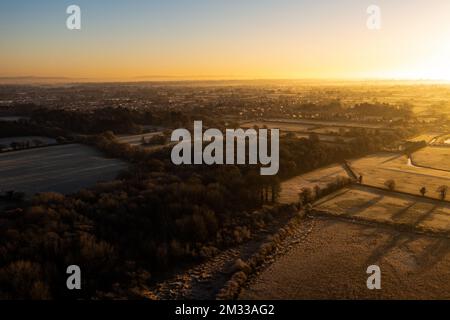 Saughall, Regno Unito. 14th Dec, 2022. Una vista attraverso Bluebell Wood con il villaggio di Saughall, vicino a Chester, sullo sfondo a Saughall, Regno Unito. Credit: Simon Hyde/Alamy Live News. Foto Stock