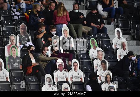 I tifosi di Eupen si sono raffigurati durante una partita di calcio tra KAS Eupen e KAA Gent, venerdì 11 settembre 2020 a Eupen, il giorno 5 della prima divisione del campionato belga della 'Jupiler Pro League'. FOTO DI BELGA JOHN THYS Foto Stock