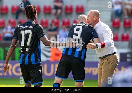 Simon Deli del Club, Michael Krmencik del Club e Philippe Clement, allenatore capo del Club Brugge, festeggiano dopo aver segnato il calcio tra SV Zulte-Waregem e il Club Brugge, domenica 20 settembre 2020 a Zulte, il 6° giorno della prima divisione del campionato belga della 'Jupiler Pro League'. BELGA FOTO KURT DESPLENTER Foto Stock