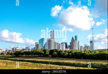 Skyline di Houston guardando ad ovest da White Oak Bayou escursione e pista ciclabile su White Oak Bayou Houston Texas. Foto Stock