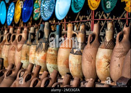 Tazentout, Ouarzazate, Marocco - 28 novembre 2022 - Una serie di piatti tradizionali marocchini in argilla fatti a mano nel negozio locale. Ciotole, piatti, tagine, ju Foto Stock