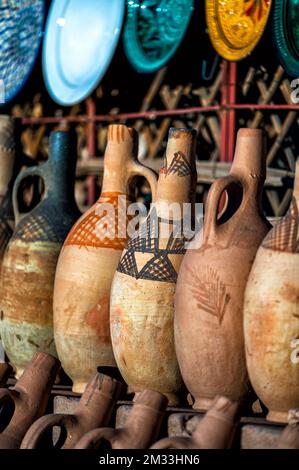 Tazentout, Ouarzazate, Marocco - 28 novembre 2022 - Una serie di piatti tradizionali marocchini in argilla fatti a mano nel negozio locale. Ciotole, piatti, tagine, ju Foto Stock