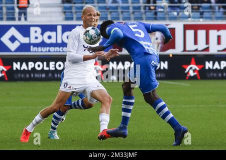 Raphael Holzhauser di Beerschot e Michael Ngadeu Ngadjui di Gent hanno fatto foto in azione durante una partita di calcio tra KAA Gent e Beerschot VA, domenica 04 ottobre 2020 a Gent, il giorno 8 della prima divisione del campionato di calcio belga della 'Jupiler Pro League'. FOTO DI BELGA THIERRY ROGE Foto Stock