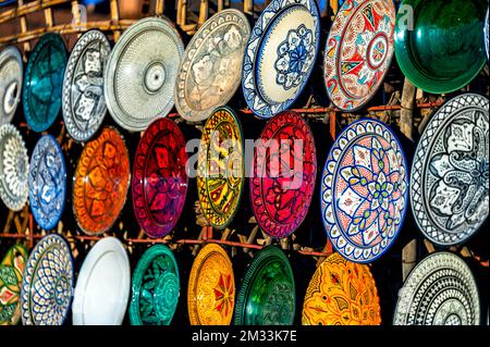 Tazentout, Ouarzazate, Marocco - 28 novembre 2022 - Una serie di piatti tradizionali marocchini in argilla fatti a mano nel negozio locale. Ciotole, piatti, tagine, ju Foto Stock