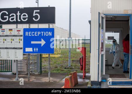 L'immagine mostra un nuovo centro di test per il test del virus corona, installato nell'ex sito Caterpillar di Gosselies, Charleroi, mercoledì 14 ottobre 2020. Il centro è un'iniziativa della Federation des Medecins generalistes de la region de Charleroi. FOTO DI BELGA NICOLAS MAETERLINCK Foto Stock