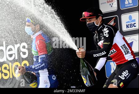 Seconda piazza italiana Leonardo Bonifazio di Total Direct Energie e vincitore australiano Caleb Ewan di Lotto Soudal festeggiano sul podio con champagne dopo la 108h° edizione della gara ciclistica di un giorno 'Scheldejs', 174km da Schoten a Schoten, mercoledì 14 ottobre 2020. Le gare ciclistiche fiamminghe di quest'anno sono state rinviate dalla primavera all'autunno, a causa della pandemia di coronavirus in corso. Il pubblico consiglia di rimanere a casa e seguire la gara ciclistica in televisione o radio. FOTO DI BELGA DIRK WAEM Foto Stock