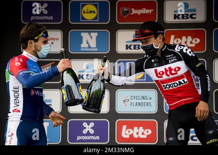 Seconda piazza italiana Leonardo Bonifazio di Total Direct Energie e vincitore australiano Caleb Ewan di Lotto Soudal festeggiano sul podio con champagne dopo la 108h° edizione della gara ciclistica di un giorno 'Scheldejs', 174km da Schoten a Schoten, mercoledì 14 ottobre 2020. Le gare ciclistiche fiamminghe di quest'anno sono state rinviate dalla primavera all'autunno, a causa della pandemia di coronavirus in corso. Il pubblico consiglia di rimanere a casa e seguire la gara ciclistica in televisione o radio. FOTO DI BELGA JASPER JACOBS Foto Stock