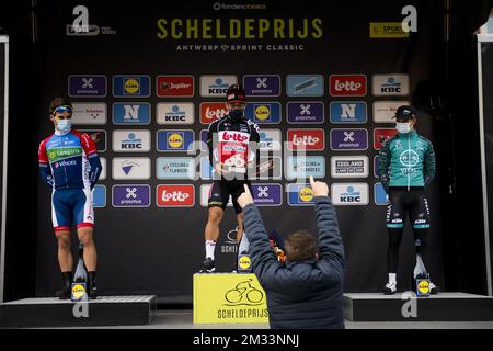 Secondo posto italiano Leonardo Bonifazio di Total Direct Energie, vincitore australiano Caleb Ewan di Lotto Soudal e terzo posto francese Bryan Coquard di BB Hotels - Vital Concept raffigurato sul podio dopo la 108h° edizione della gara ciclistica di un giorno 'Scheldejs', 174km da Schoten a Schoten, Mercoledì 14 ottobre 2020. Le gare ciclistiche fiamminghe di quest'anno sono state rinviate dalla primavera all'autunno, a causa della pandemia di coronavirus in corso. Il pubblico consiglia di rimanere a casa e seguire la gara ciclistica in televisione o radio. FOTO DI BELGA JASPER JACOBS Foto Stock