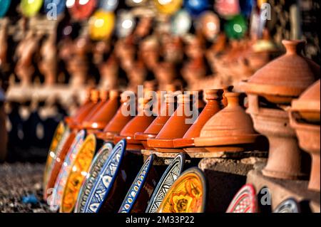 Tazentout, Ouarzazate, Marocco - 28 novembre 2022 - Una serie di piatti tradizionali marocchini in argilla fatti a mano nel negozio locale. Ciotole, piatti, tagine, ju Foto Stock