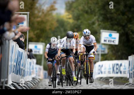 L'olandese Annemiek van Vleuten di Mitchelton - Scott e la tedesca Lisa Brennauer di CERATIZIT - WNT Pro Cycling Team hanno mostrato in azione all'Oude Kwaremont durante la gara ciclistica di un giorno delle donne "Ronde van Vlaanderen - Tour des Flandres - Tour of Flanders", 241 km da Anversa a Oudenaarde, domenica 18 ottobre 2020. BELGA FOTO KRISTOF VAN ACCOM Foto Stock